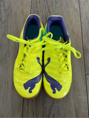 Puma evoPOWER 4 IT indoor soccer shoes yellow, violet & blue size US 5.5 big kid